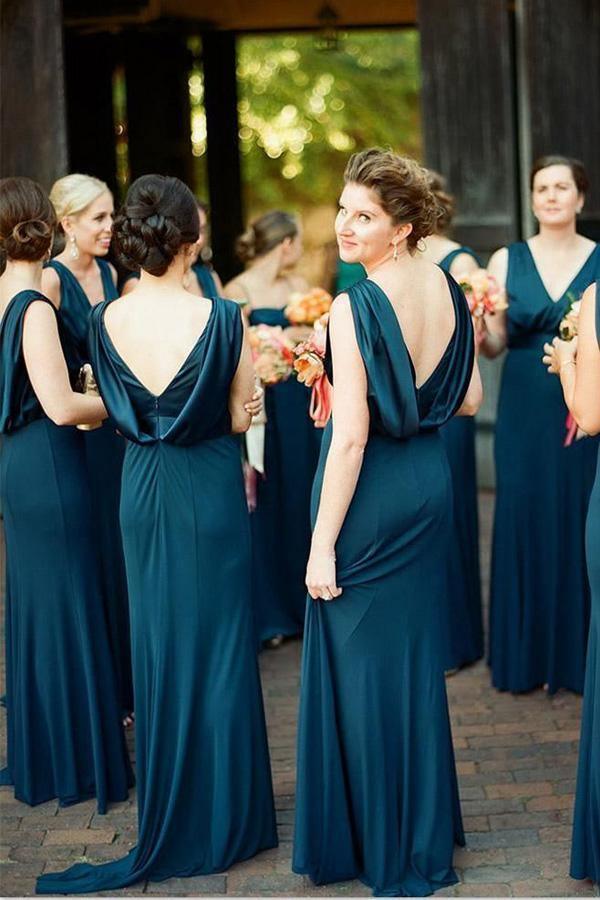 Vestido de dama de honor azul marino con escote en V, cola larga y espalda descubierta BD081