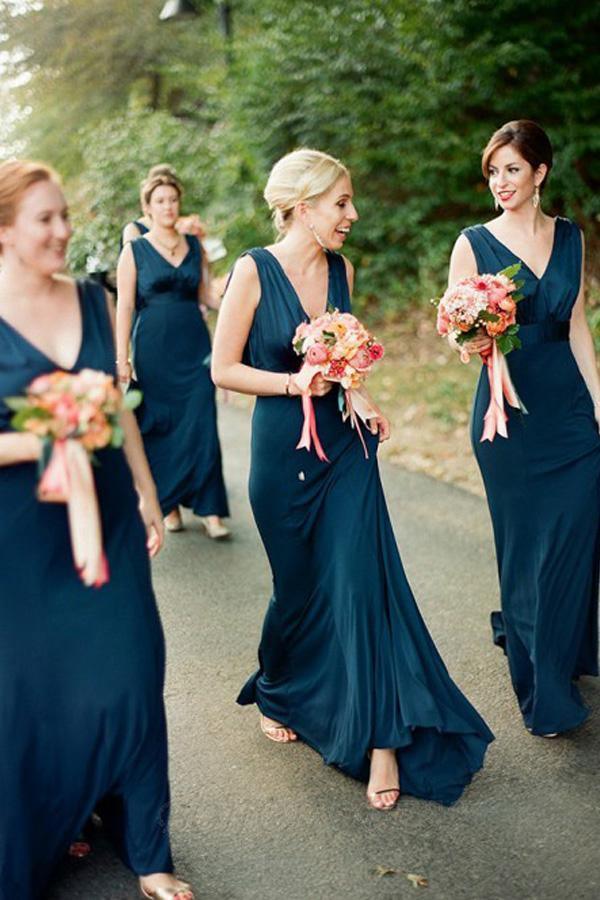 Vestido de dama de honor azul marino con escote en V, cola larga y espalda descubierta BD081
