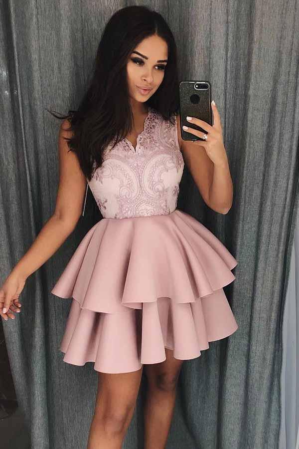 Vestido de fiesta de satén con escote en V, corte A y capas, con apliques PD077