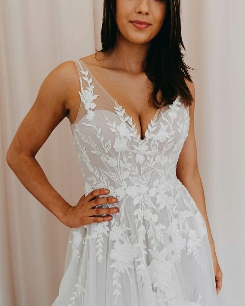 Vestido de novia romántico con escote en V, tul y apliques de encaje WD480