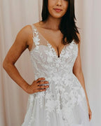 Vestido de novia romántico con escote en V, tul y apliques de encaje WD480