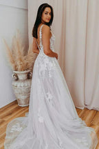 Vestido de novia romántico con escote en V, tul y apliques de encaje WD480