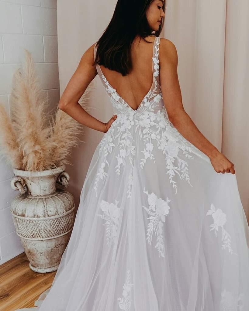 A-Linie V-Ausschnitt Tüll Spitzenapplikationen Romantisches Hochzeitskleid Brautkleid WD480