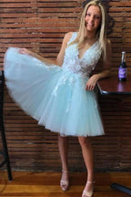 Vestido corto de fiesta de tul rosa y blanco con escote en V y corte A PD350