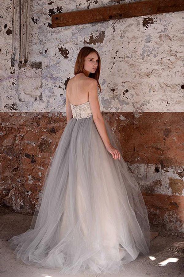 Vestido de novia de corte A con escote corazón, sin tirantes, de tul gris y encaje blanco WD071