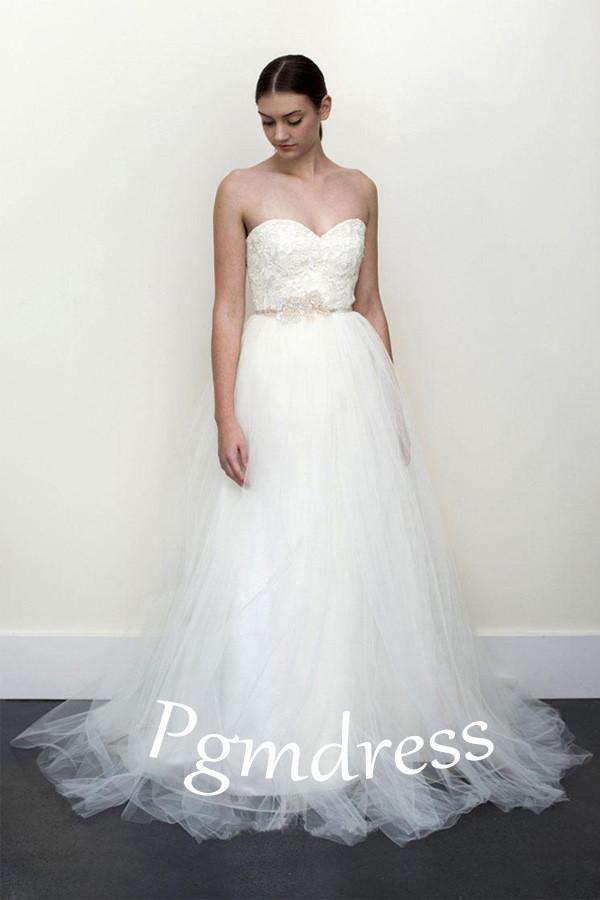 Vestido de novia de corte A con escote corazón, sin tirantes, de tul gris y encaje blanco WD071