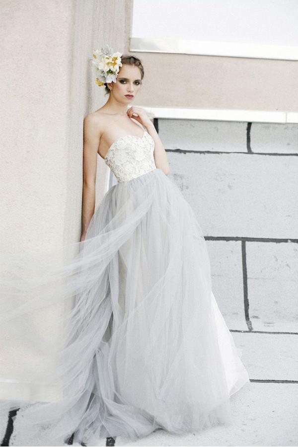 Vestido de novia de corte A con escote corazón, sin tirantes, de tul gris y encaje blanco WD071