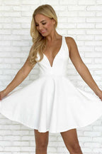 A-Linie Weiße Träger Satin Rückenfreies Kurzes Ballkleid Homecoming Kleid PD286