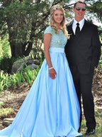 Vestidos de fiesta elegantes de satén con mangas cortas y escote barco y cuentas