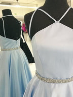 Vestidos de fiesta elegantes de satén con corte A/halter, sin mangas y hasta el suelo
