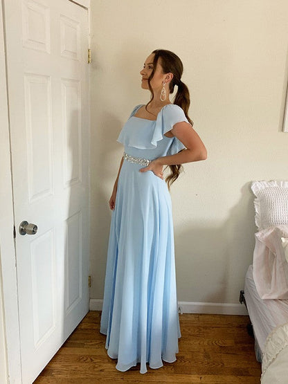 Elegante vestido de fiesta de gasa con hombros descubiertos, cuentas y sin mangas hasta el suelo
