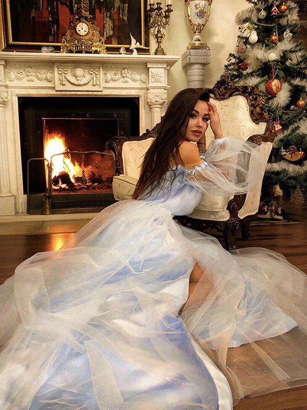 Elegante vestido de fiesta de tul con hombros descubiertos, mangas largas y cuentas hasta el suelo.