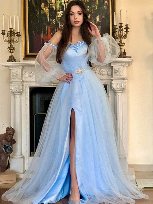 Elegante vestido de fiesta de tul con hombros descubiertos, mangas largas y cuentas hasta el suelo.
