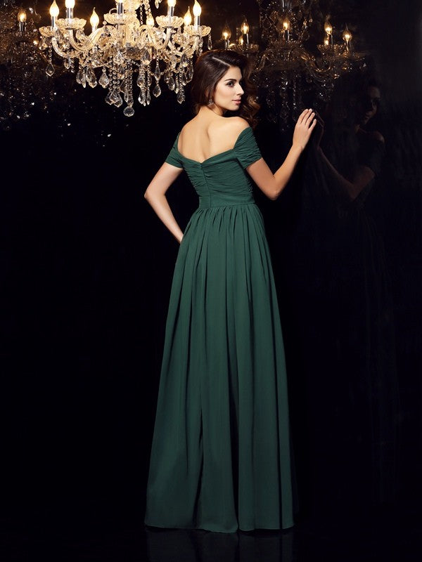Elegante vestido de fiesta largo de gasa, sin mangas, fruncido y con hombros descubiertos