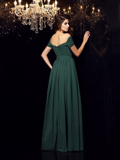 Elegante vestido de fiesta largo de gasa, sin mangas, fruncido y con hombros descubiertos