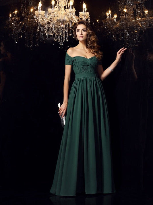 Elegante vestido de fiesta largo de gasa, sin mangas, fruncido y con hombros descubiertos