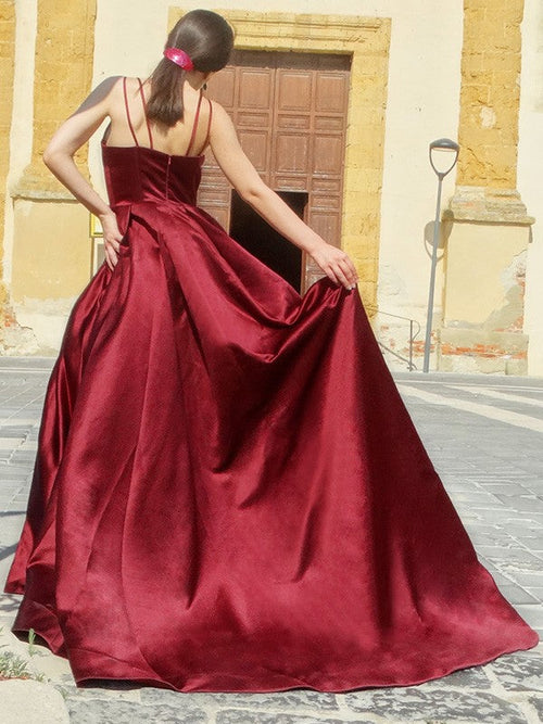 Vestidos de fiesta elegantes de satén con tirantes finos, sin mangas y volantes