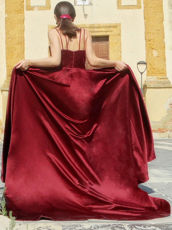 Vestidos de fiesta elegantes de satén con tirantes finos, sin mangas y volantes