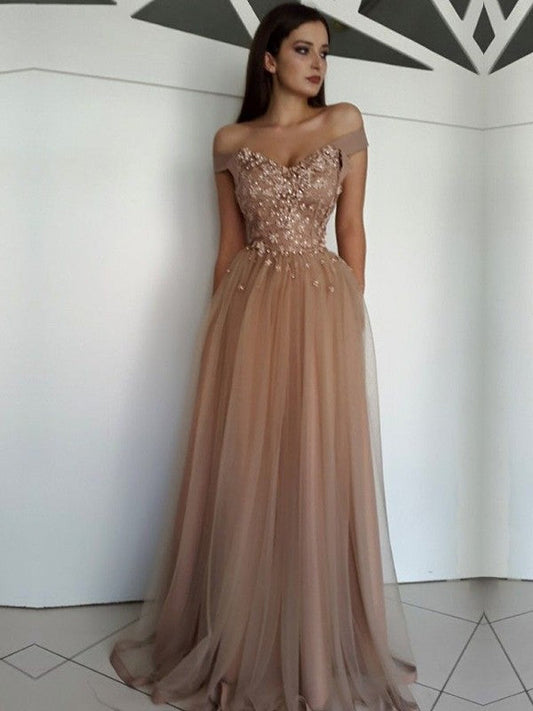 Elegante vestido de fiesta de tul con apliques, sin mangas, hombros descubiertos y largo hasta el suelo.