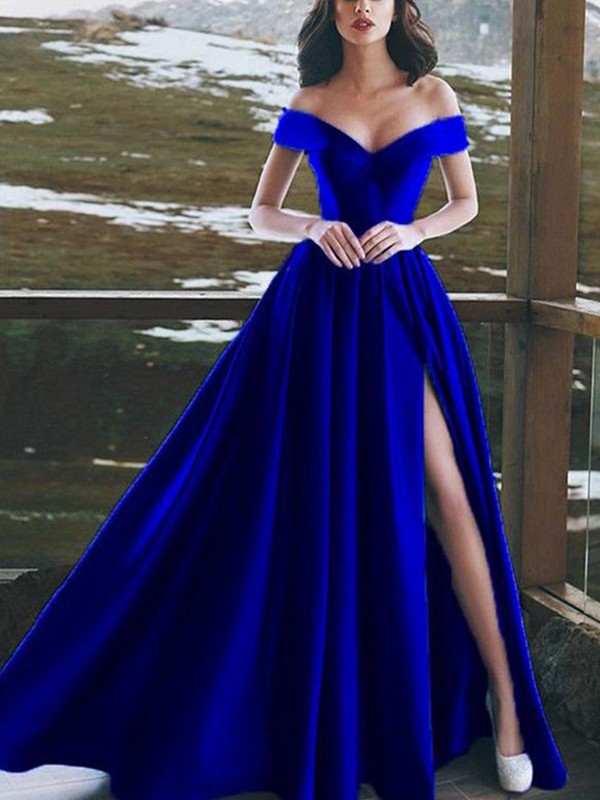 Elegante vestido de fiesta de satén con volantes, sin mangas, hombros descubiertos y largo hasta el suelo.