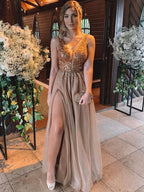 Elegante vestido de fiesta de tul con pedrería, sin mangas, escote en V y largo hasta el suelo