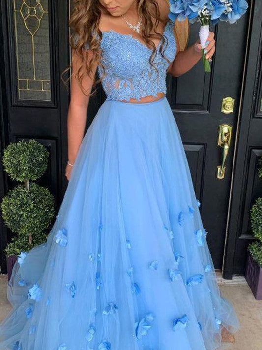 Elegante vestido de fiesta de tul con hombros descubiertos, apliques, sin mangas y largo hasta el suelo.