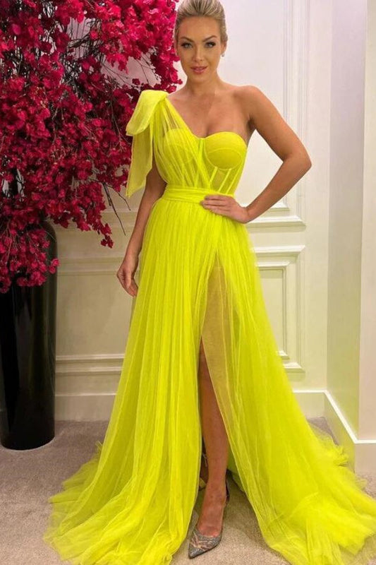 Atemberaubendes langes A-Linien-Ballkleid aus Tüll mit einer Schulter und Schlitz