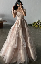 Elegantes schulterfreies Ballkleid aus Tüll-Satin mit mehreren Lagen Y7633
