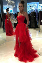Vestido de noche rojo de tul con volantes y escote corazón Y1237