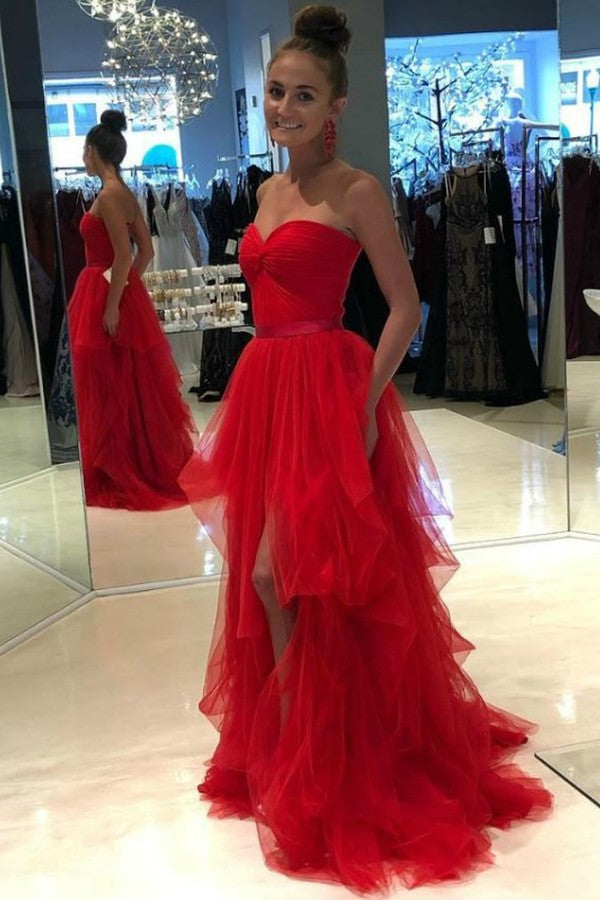Vestido de noche rojo de tul con volantes y escote corazón Y1237