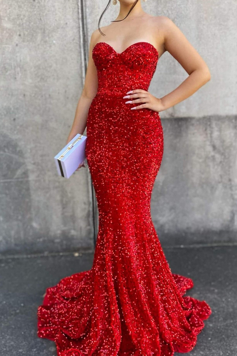 Elegantes langes Meerjungfrauen-Ballkleid mit Pailletten und Herzausschnitt und Rüschen