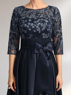 Vestido de madre de la novia de encaje satinado asimétrico con ilusión de corte A y lazo