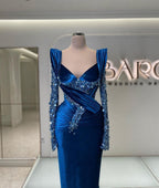 Königsblaues Meerjungfrau-Ballkleid mit eleganten langen Ärmeln und funkelnder Perlenstickerei 