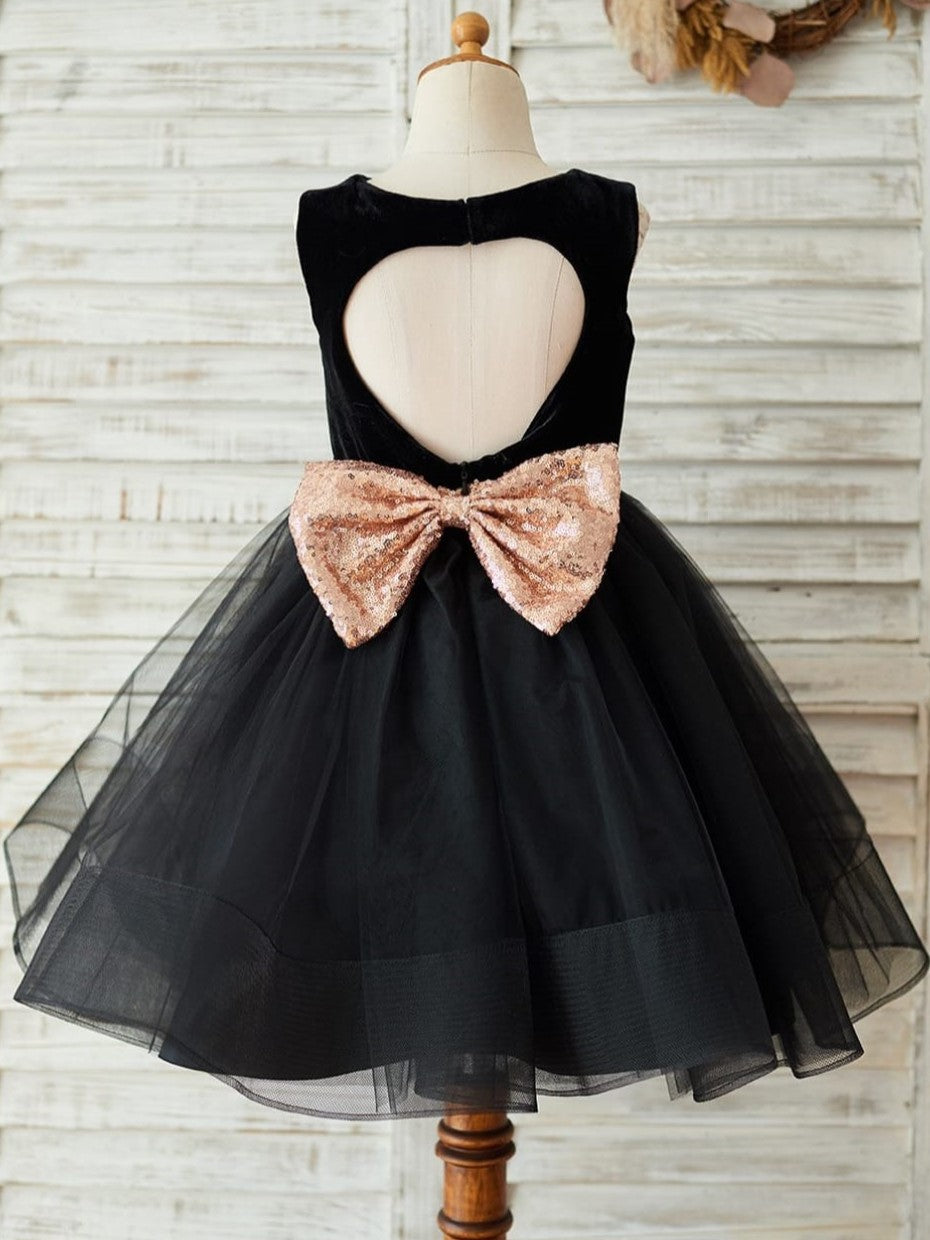 Vestido de terciopelo negro hasta la rodilla con lazo de lentejuelas en la espalda en forma de corazón