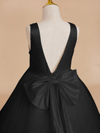 Klassisches weißes ärmelloses A-Linien-Blumenmädchenkleid aus Satin und Tüll 