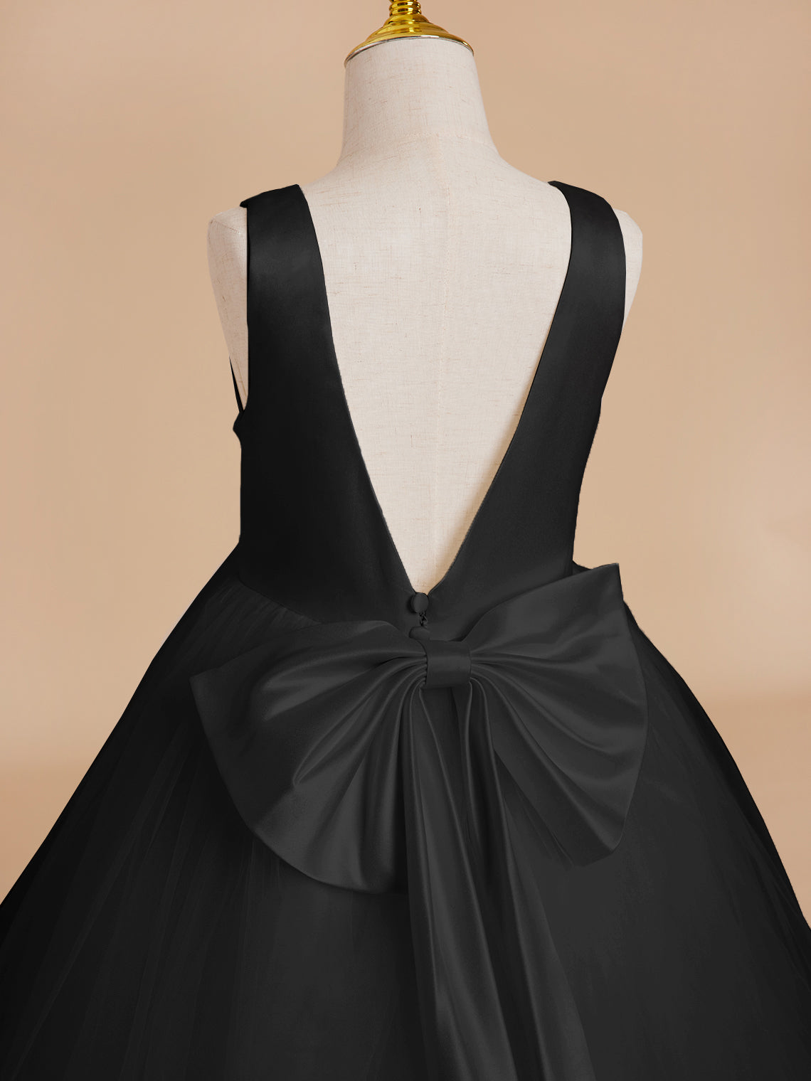 Klassisches weißes ärmelloses A-Linien-Blumenmädchenkleid aus Satin und Tüll 