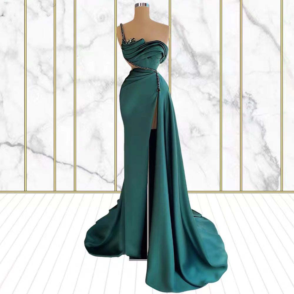 Vestido de fiesta de sirena con un solo hombro, escote en V y abertura en el bajo con cristales esmeralda