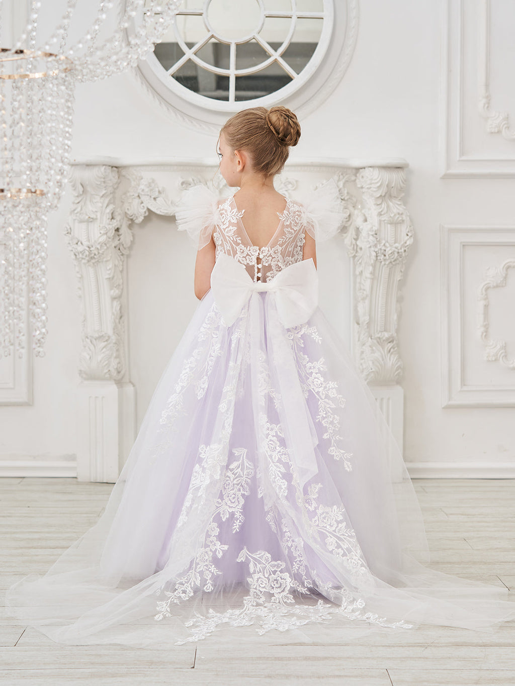 Abnehmbares Blumenmädchenkleid aus Spitze und Tüll mit Schleppe 