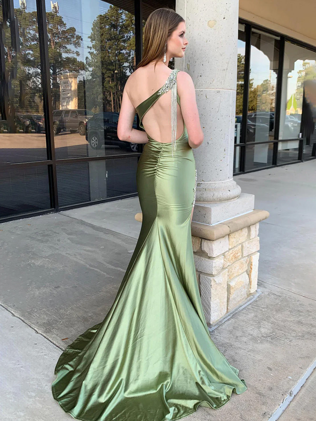 Aethera | Vestido de fiesta de satén con un solo hombro, corte sirena, cuentas color salvia y abertura