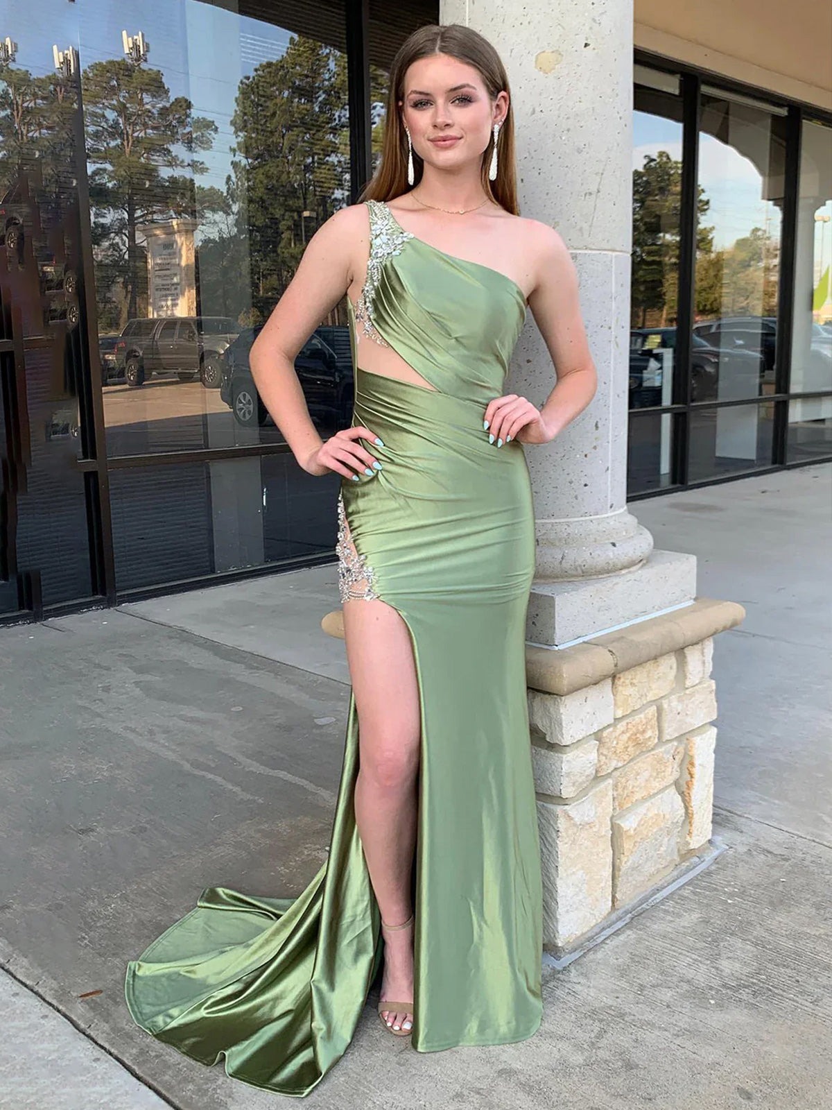 Aethera | Salbeigrünes, perlenbesetztes Meerjungfrau-Ballkleid aus Satin mit One-Shoulder-Träger und Schlitz