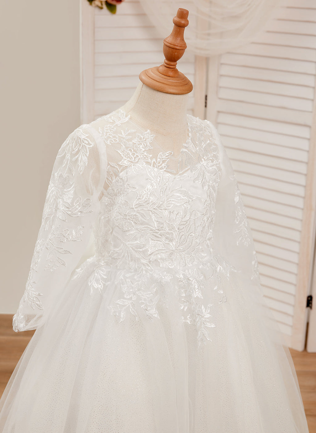 Ballkleid mit langen Ärmeln und Tüll-Schleppe zur Erstkommunion 