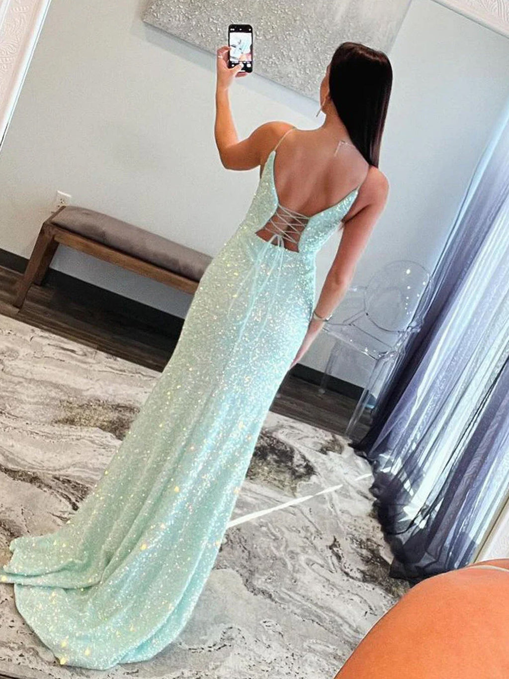 Ailsa | Vestido de fiesta largo de sirena con tirantes finos y lentejuelas en verde menta con abertura