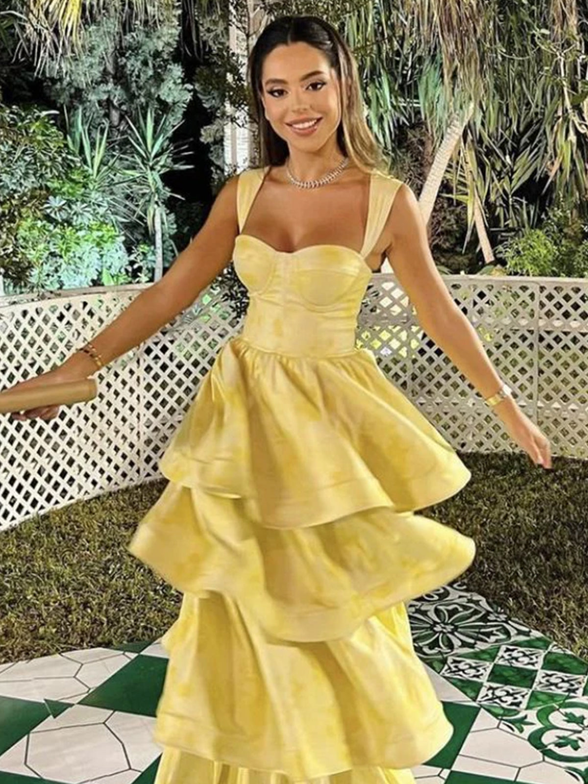 Alivia | Vestido largo de fiesta de graduación en línea A con volantes en amarillo pastel