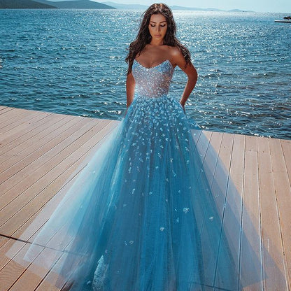 Atractivo vestido de fiesta de tul con cuentas y escote en forma de corazón, sin tirantes