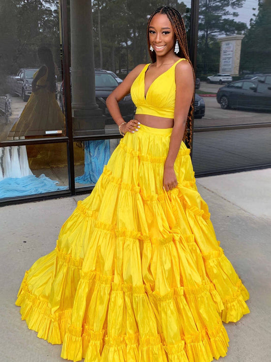 Aloe | Vestido de fiesta amarillo de dos piezas con escote en V, corte A y volantes de tafetán