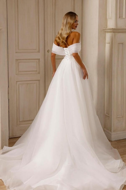 Impresionante vestido de novia blanco sin mangas, corte A, de gasa y tul, con hombros descubiertos y abertura frontal.