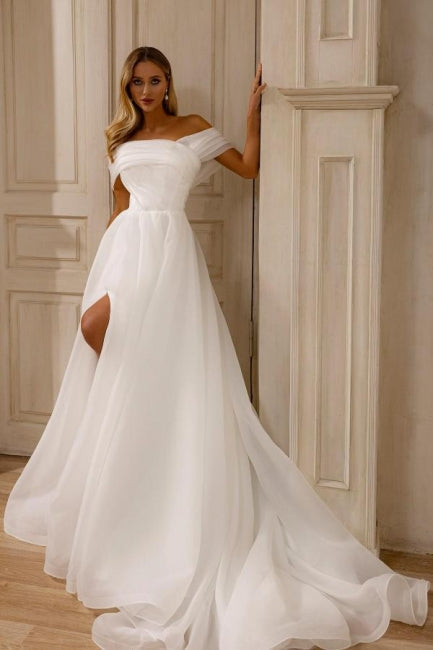 Impresionante vestido de novia blanco sin mangas, corte A, de gasa y tul, con hombros descubiertos y abertura frontal.