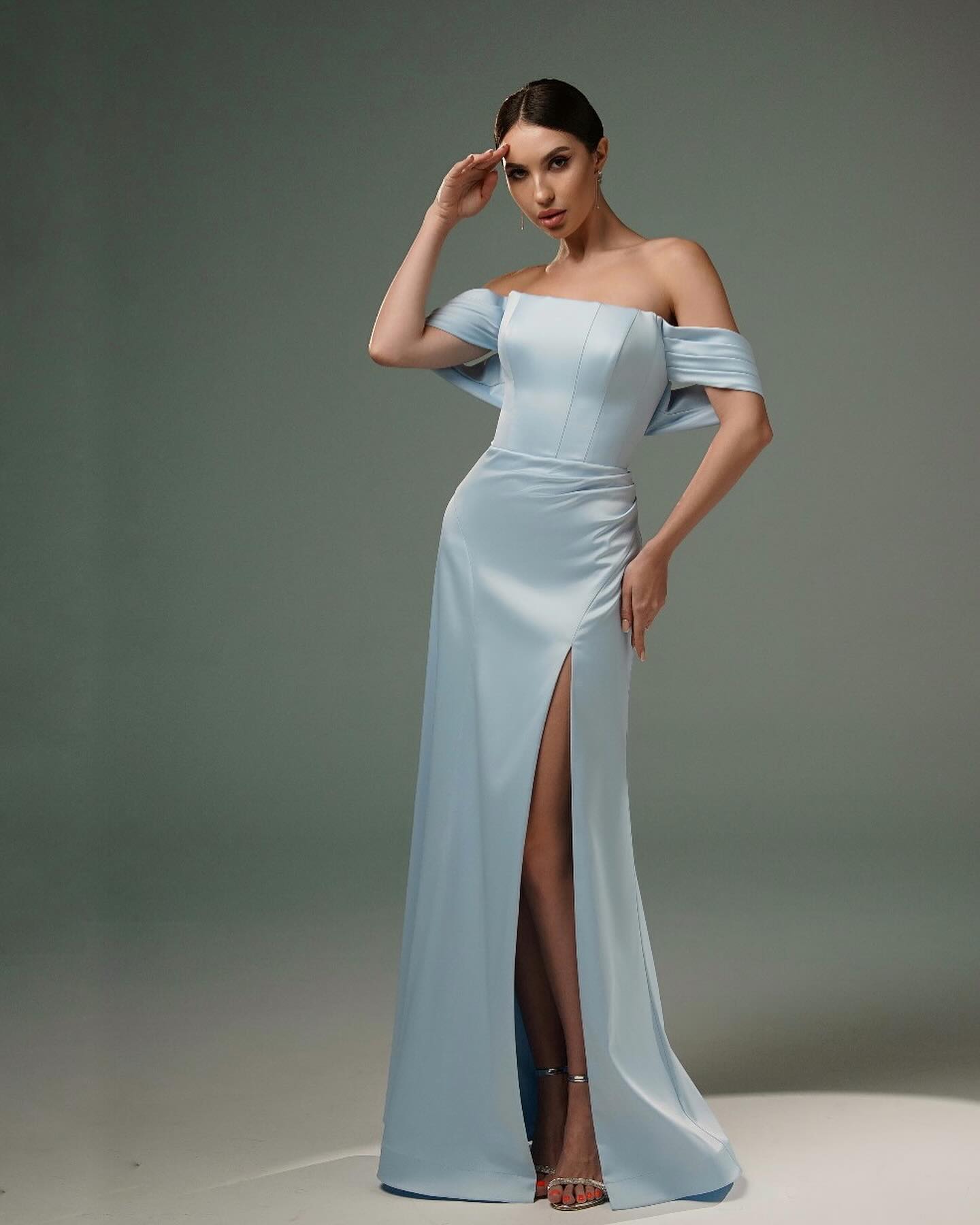 Impresionantes vestidos de fiesta de satén con corte A, hombros descubiertos, sin mangas y abertura frontal