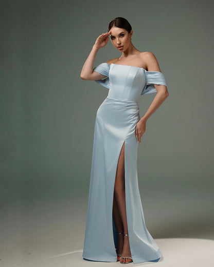 Impresionantes vestidos de fiesta de satén con corte A, hombros descubiertos, sin mangas y abertura frontal