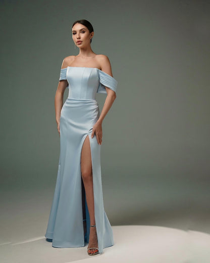 Impresionantes vestidos de fiesta de satén con corte A, hombros descubiertos, sin mangas y abertura frontal
